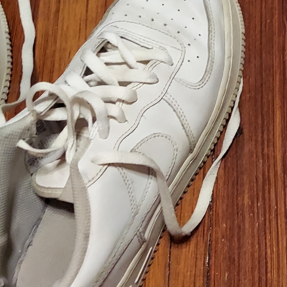 NIKE AIR FORCE LOW TRIPLE WHITE Size 6.5 Y - Picture 16 of 16
